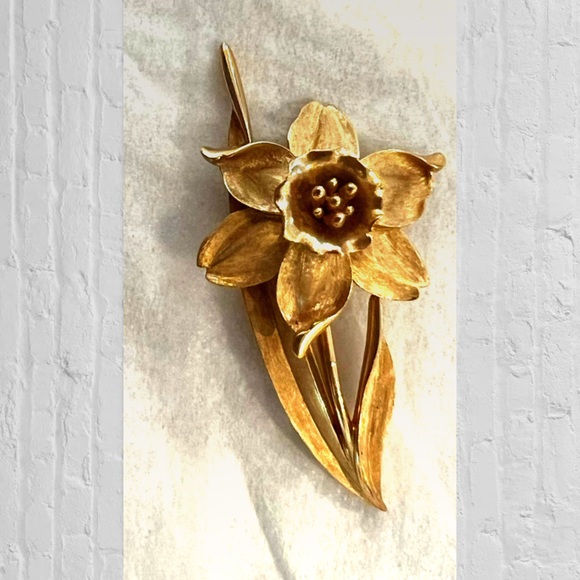 Vintage Signed Crown Trifari Narcissus Gold Tone Flower Brooch 2" Pin 3D RARE - Picture 1 of 8